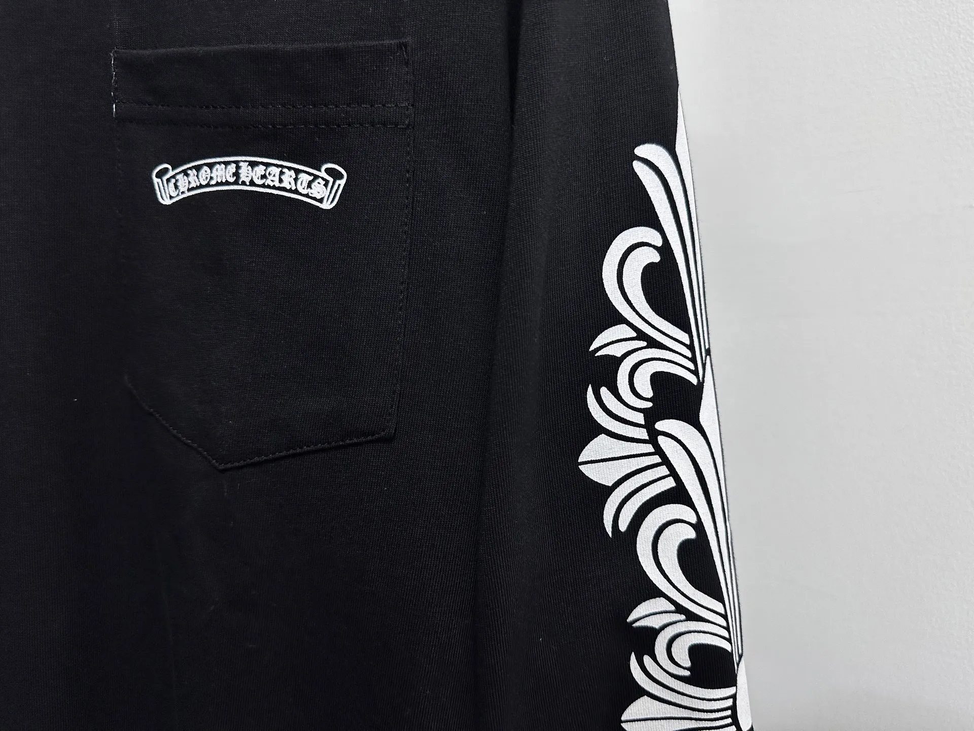 🅿️230 [Come Hearts] Crow Heart Graffiti Letters Limited Sanskrit Printed Long Sleeves, High Weight Threads on Collar and Cuffs, Custom Weaved and Dyed 280g Double Yarn Pure Cotton Fabric, Washed Anti-Counterfeiting Tags and other auxiliary labels are all correct versions, super conspicuous, super pretty, super stylish, same style for men and women! The overall upper body highlights fashion and individuality, and when worn together by a couple, it is a recommended T-shirt by the Street Ace!! Same style for men and women Size: XS-L